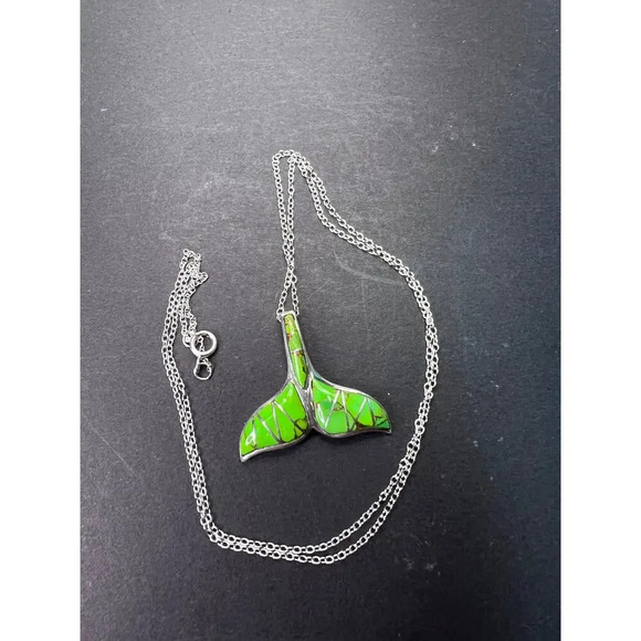 Green Mojave turquoise sterling silver whale tail pendant with chain - Picture 9 of 10